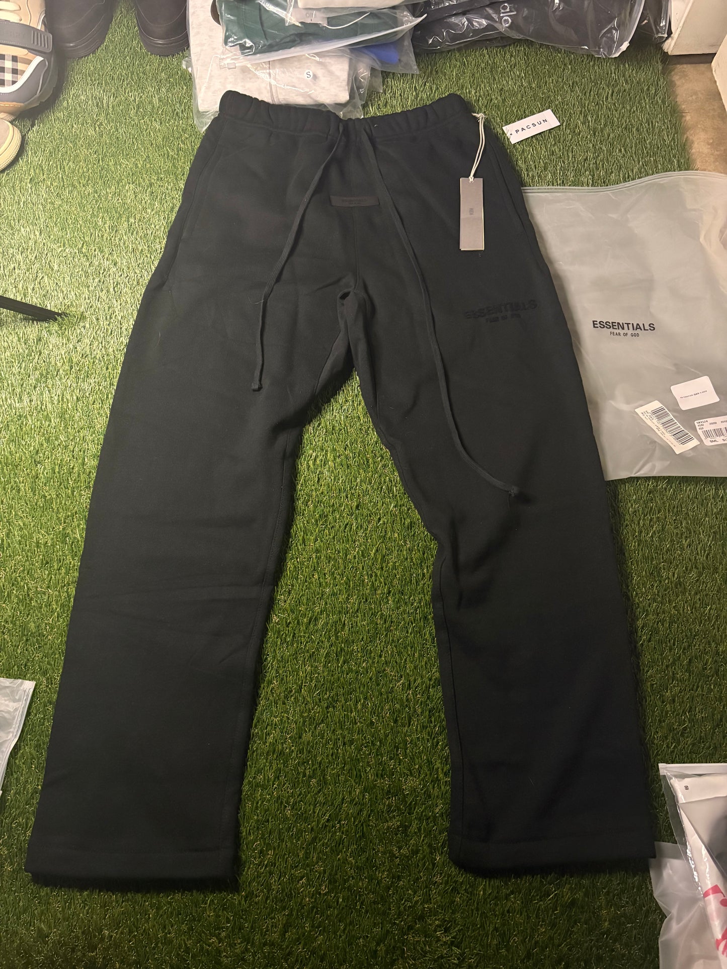 Black Essentials Sweatpants (M)